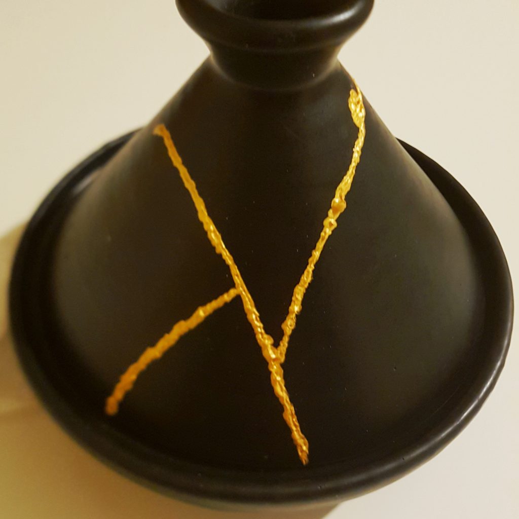 Kintsugi Keramik DIY in Schwarz-Gold 
