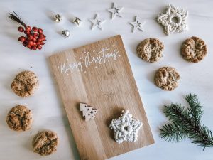Holzbrett mit Lettering zu Weihnachten